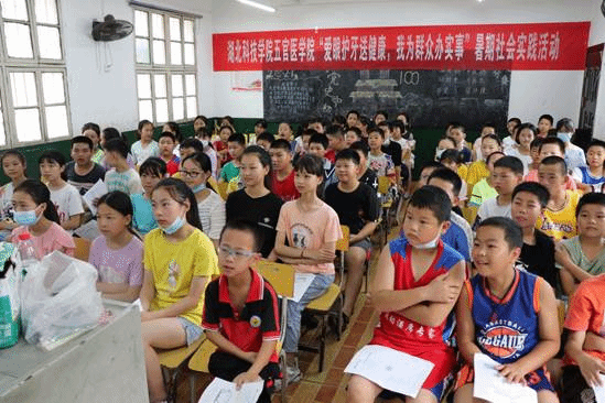 7月17日，实践团队到厦铺小学开展实践活动